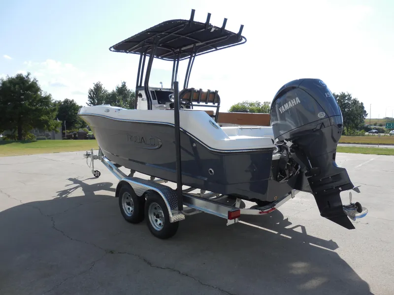 Slide: The Image of Robalo R200 Center Console 2025 - 4