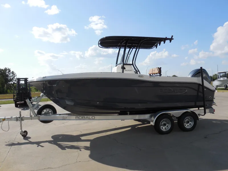 Slide: The Image of Robalo R200 Center Console 2025 - 5
