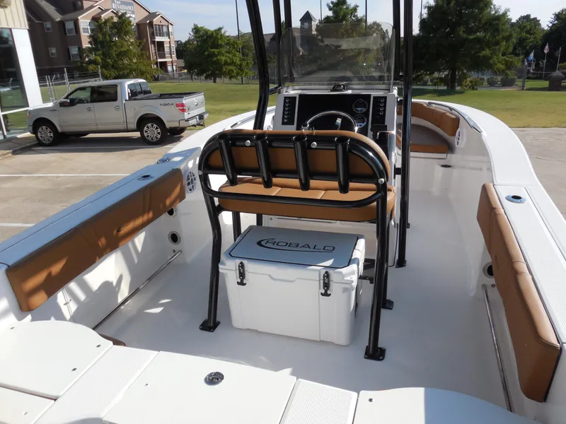 Slide: The Image of Robalo R200 Center Console 2025 - 6