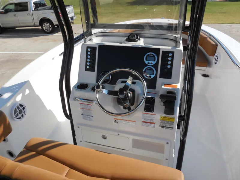 Slide: The Image of Robalo R200 Center Console 2025 - 7