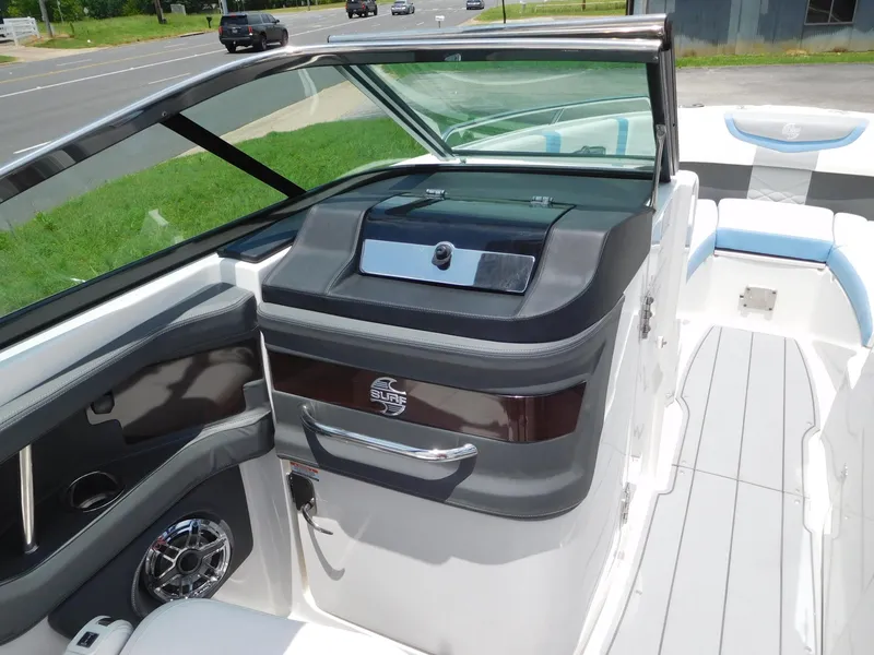 Slide: The Image of Chaparral 26 Surf 2023 - 8