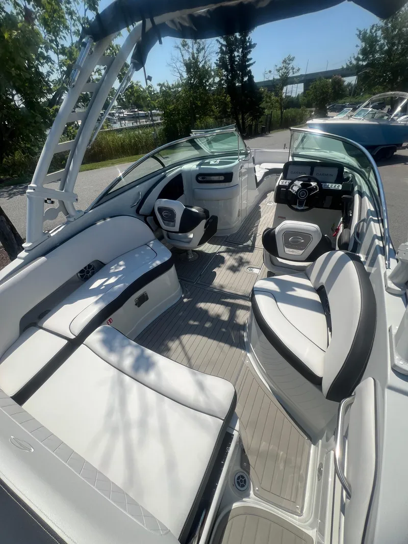 Slide: The Image of Crownline Boats Eclipse E260 XS 2026 - 11