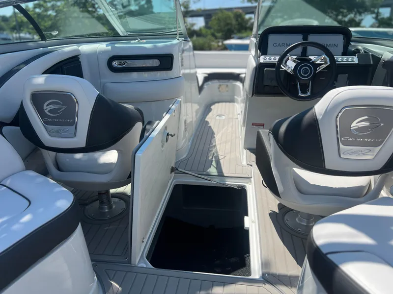 Slide: The Image of Crownline Boats Eclipse E260 XS 2026 - 12