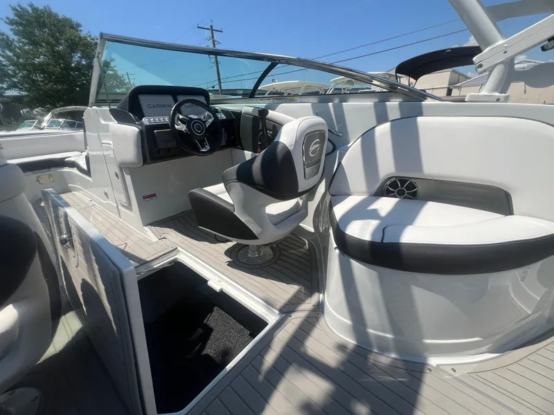 Slide: The Image of Crownline Boats Eclipse E260 XS 2026 - 16