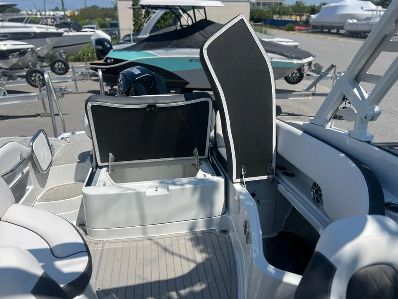 Slide: The Image of Crownline Boats Eclipse E260 XS 2026 - 17