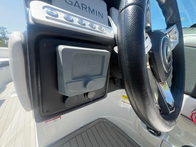 Slide: The Image of Crownline Boats Eclipse E260 XS 2026 - 29