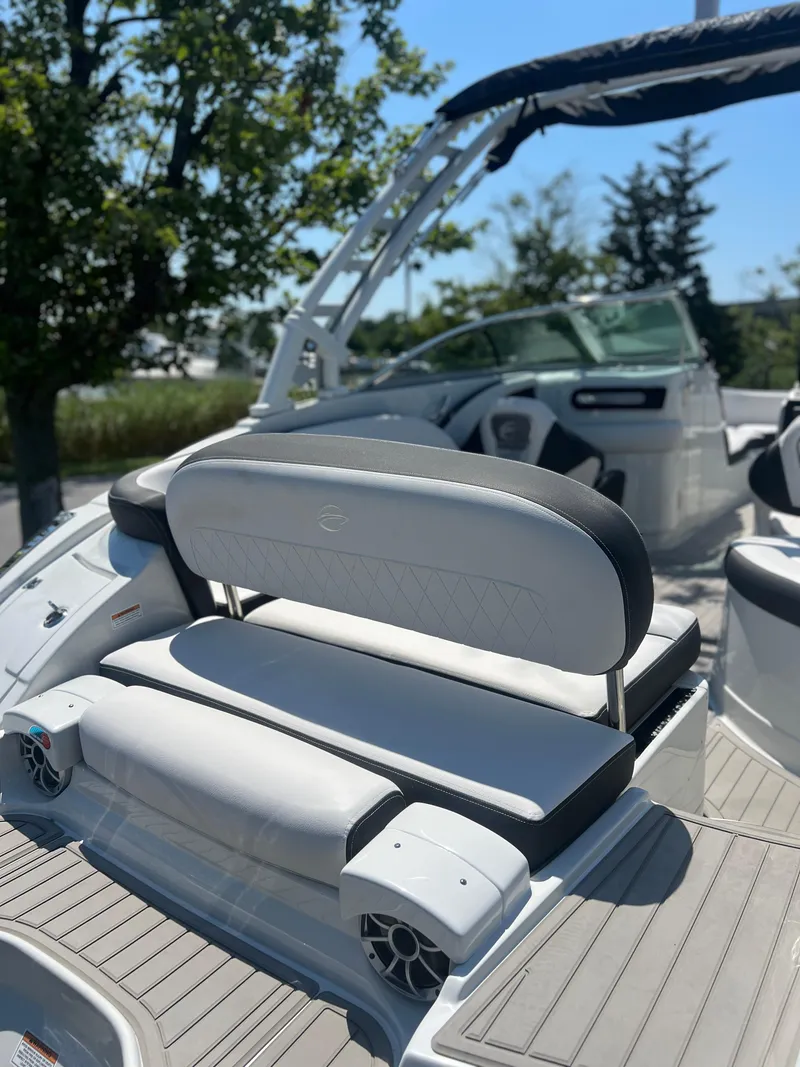 Slide: The Image of Crownline Boats Eclipse E260 XS 2026 - 5