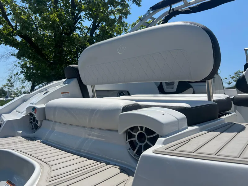 Slide: The Image of Crownline Boats Eclipse E260 XS 2026 - 6