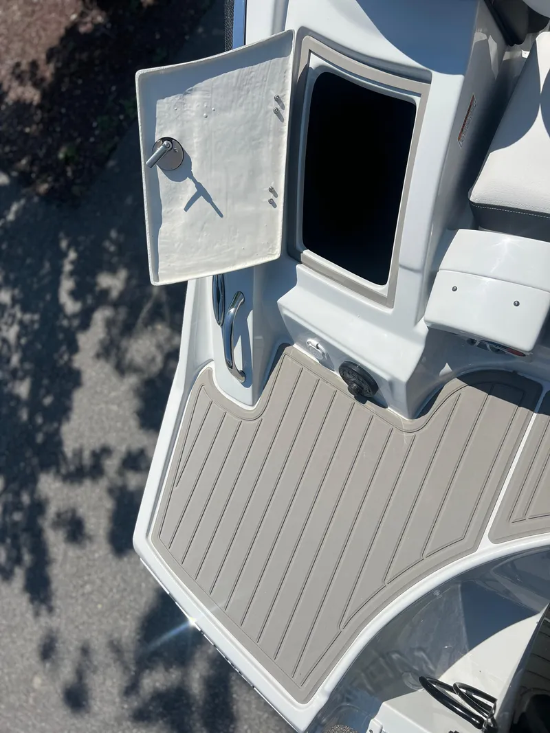 Slide: The Image of Crownline Boats Eclipse E260 XS 2026 - 7