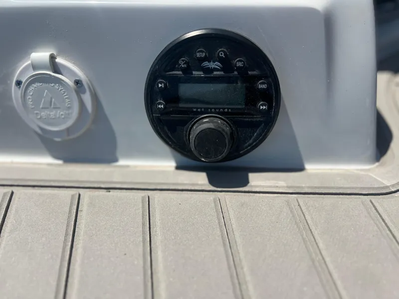 Slide: The Image of Crownline Boats Eclipse E260 XS 2026 - 8