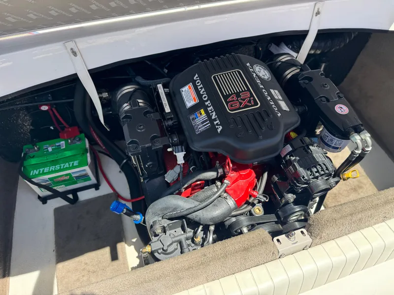 Slide: The Image of Engine compartment of a 2006 Stingray 195 LR boat with Volvo Penta 4.3 GXI engine. - 14