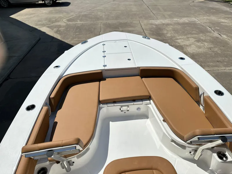 Slide: The Image of Robalo 246 Cayman 2025 - 6