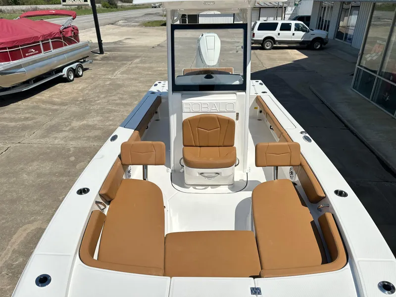 Slide: The Image of Robalo 246 Cayman 2025 - 7