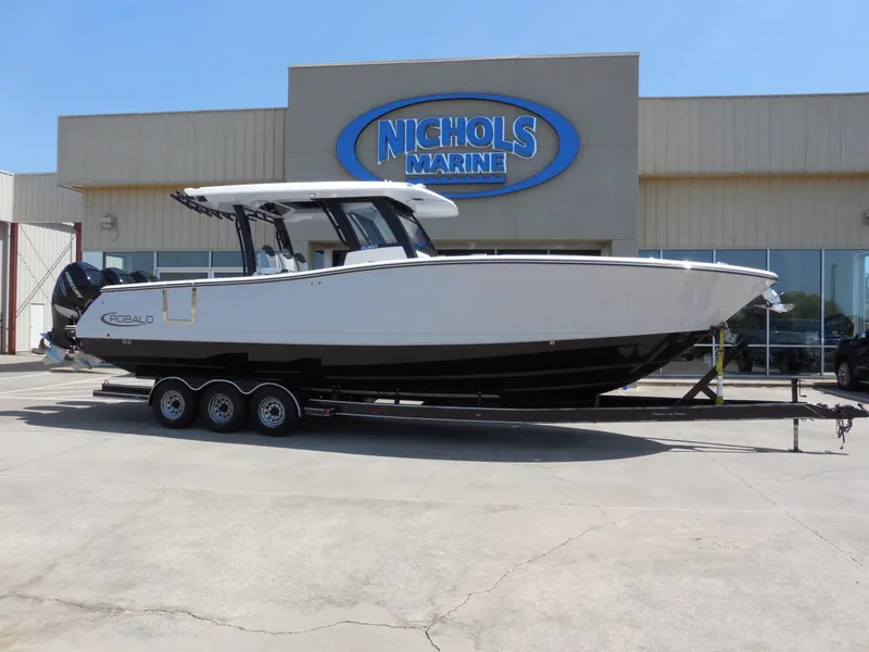 The Image of Robalo R360 Center Console 2023 - 1