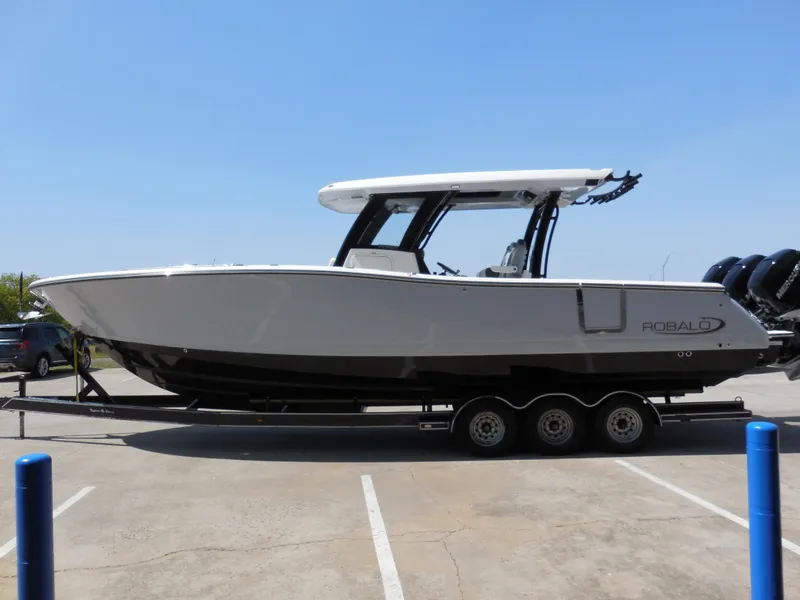 Slide: The Image of Robalo R360 Center Console 2023 - 4