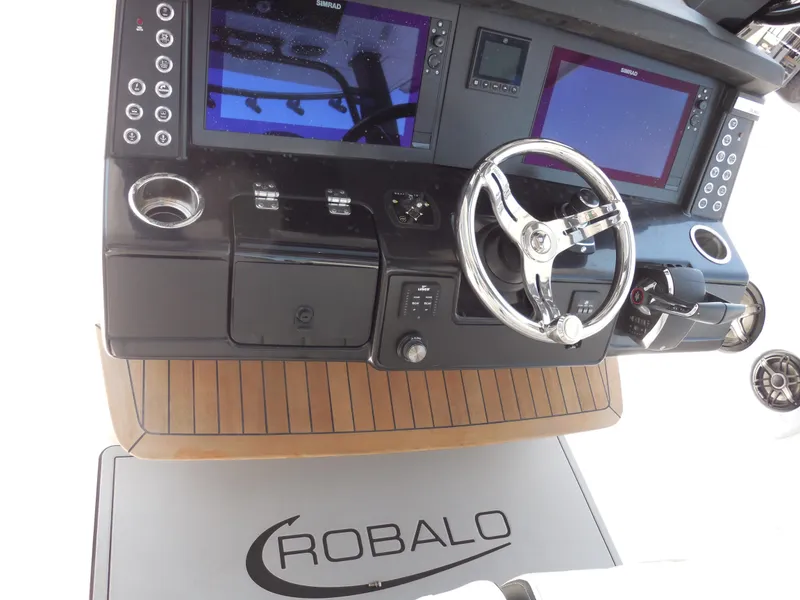 Slide: The Image of Robalo R360 Center Console 2023 - 7