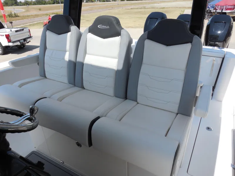 Slide: The Image of Robalo R360 Center Console 2023 - 8