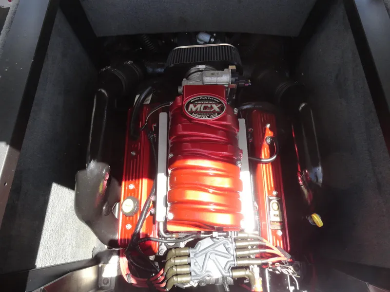 Slide: The Image of 2006 MasterCraft X-45 engine, featuring a powerful MCX Vortec 5.7L V8. - 24