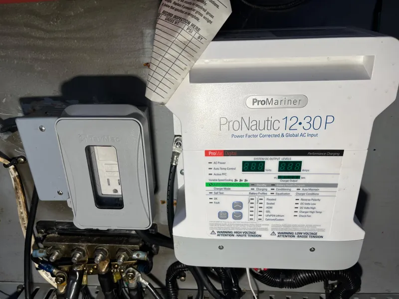 Slide: The Image of ProMariner ProNautic 12:30P charger on 1999 Sea Ray 400 Sundancer boat. - 4