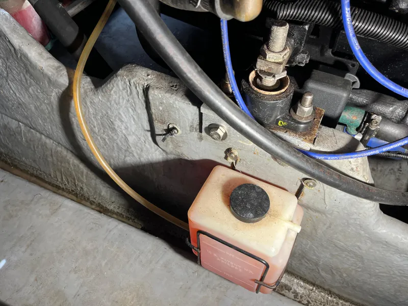 Slide: The Image of Engine compartment of 1999 Sea Ray 400 Sundancer with fluid reservoir and wiring. - 6