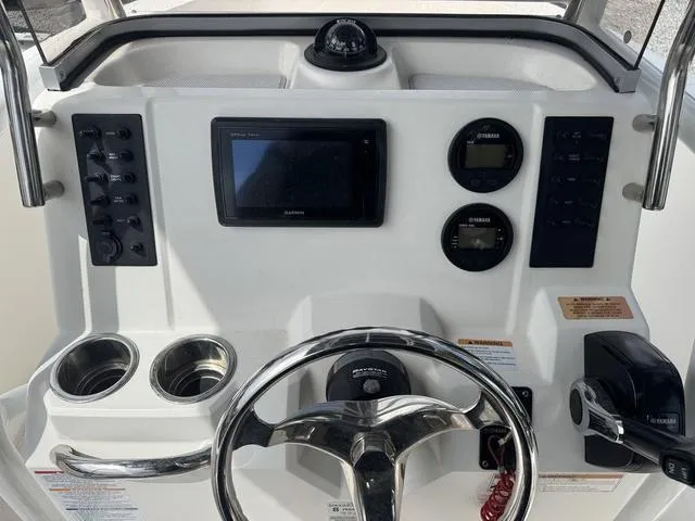 Slide: The Image of Robalo R180 2018 - 11