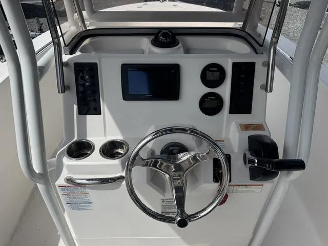 Slide: The Image of Robalo R180 2018 - 5