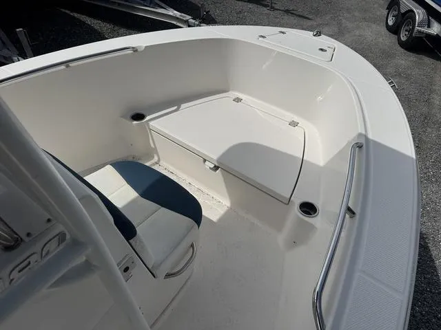 Slide: The Image of Robalo R180 2018 - 6