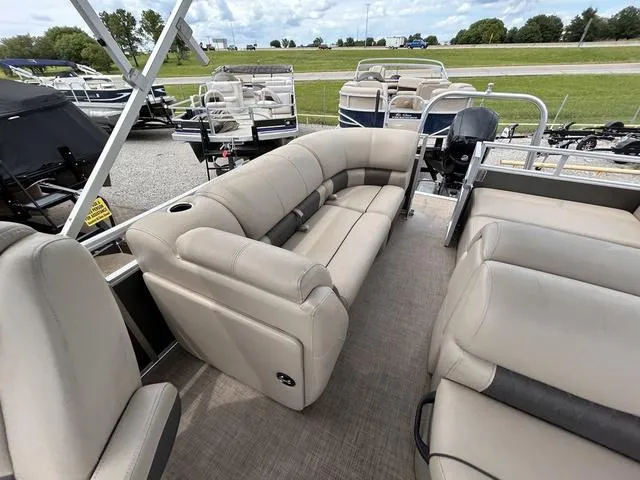 Slide: The Image of Sun Tracker Party Barge 22 DLX 2023 - 10