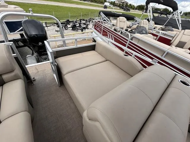 Slide: The Image of Sun Tracker Party Barge 22 DLX 2023 - 11