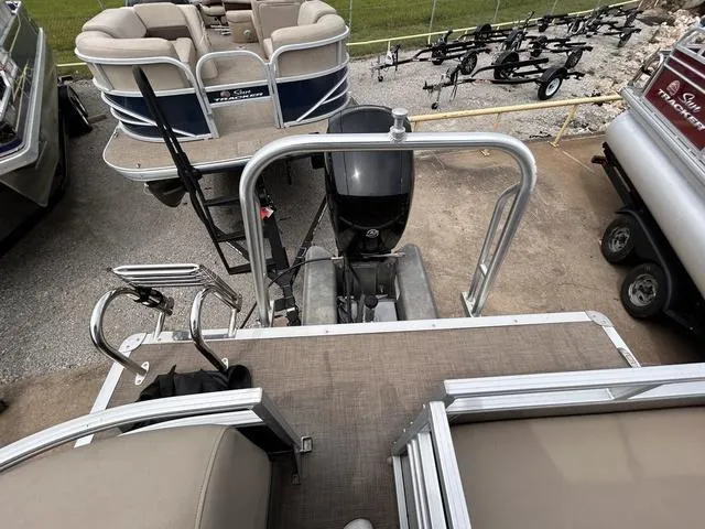 Slide: The Image of Sun Tracker Party Barge 22 DLX 2023 - 12