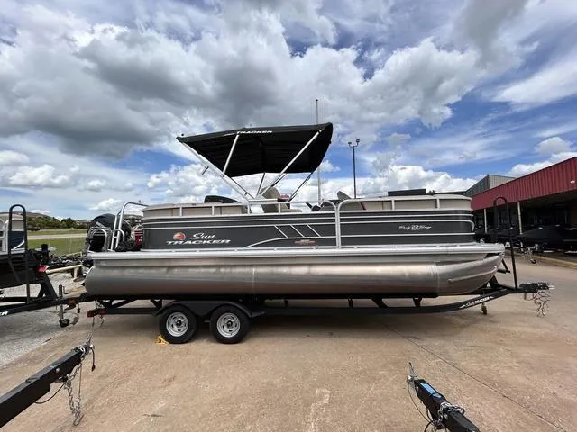 Slide: The Image of Sun Tracker Party Barge 22 DLX 2023 - 4