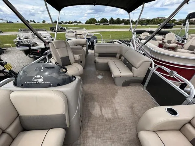 Slide: The Image of Sun Tracker Party Barge 22 DLX 2023 - 8