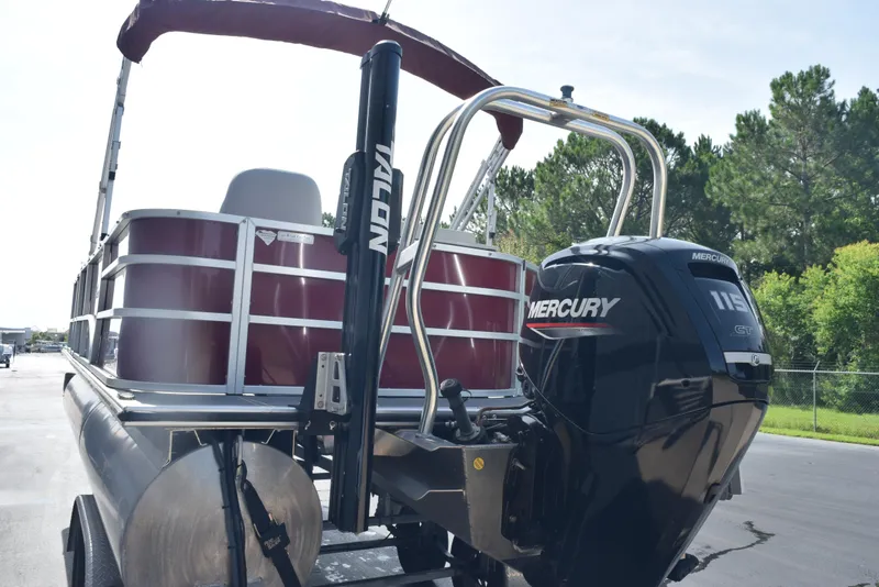 Slide: The Image of 2022 Bentley Pontoons 220 Fish N Cruise with Mercury 115 engine, docked outdoors. - 17