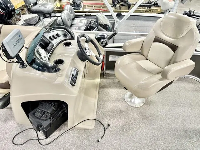 Slide: The Image of Sun Tracker Party Barge 20 DLX 2015 - 5