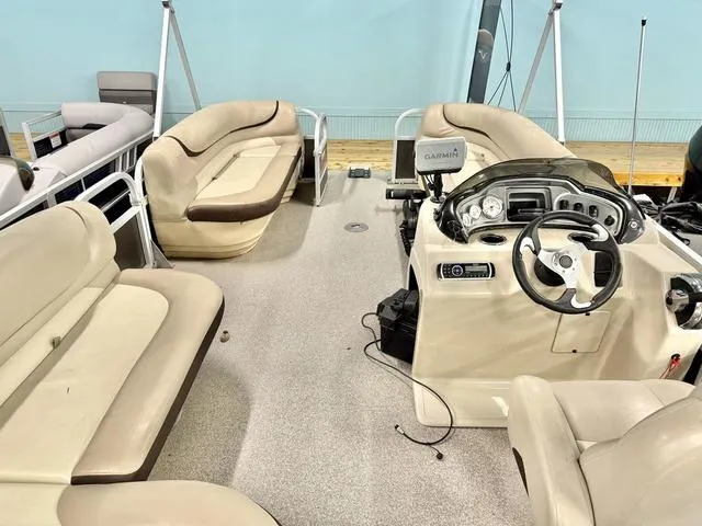 Slide: The Image of Sun Tracker Party Barge 20 DLX 2015 - 7