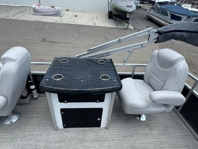 Slide: The Image of Tahoe LT 2480 QL 2018 - 11