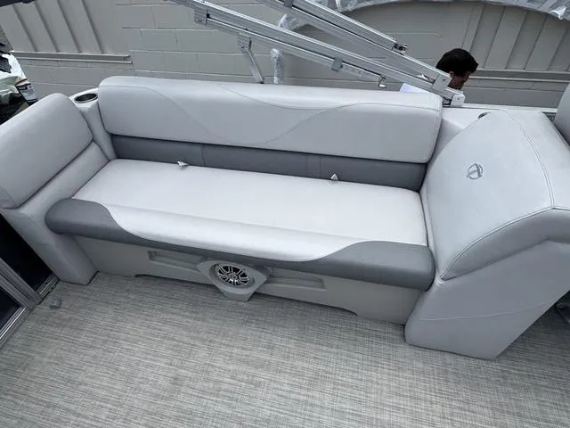 Slide: The Image of Tahoe LT 2480 QL 2018 - 12