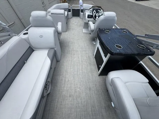 Slide: The Image of Tahoe LT 2480 QL 2018 - 13