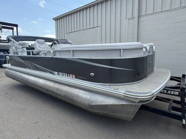 Slide: The Image of Tahoe LT 2480 QL 2018 - 3