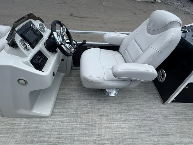 Slide: The Image of Tahoe LT 2480 QL 2018 - 9