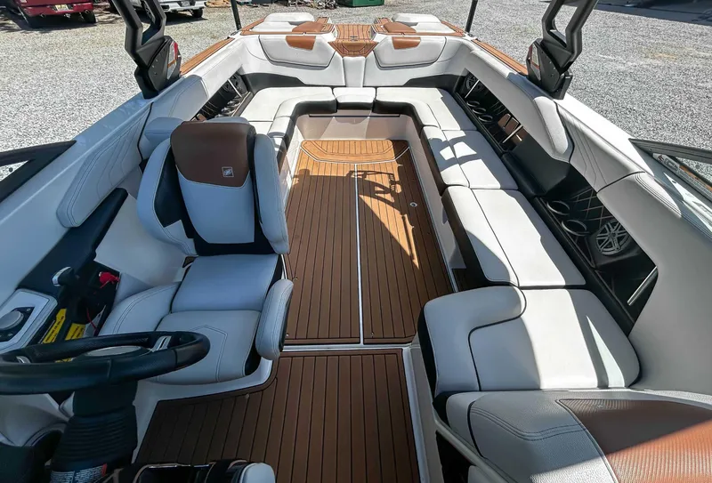 Slide: The Image of Nautique GS24 2018 - 12