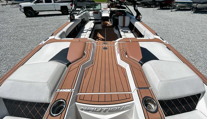 Slide: The Image of Nautique GS24 2018 - 9