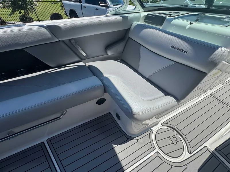 Slide: The Image of MasterCraft XT21 2017 - 10