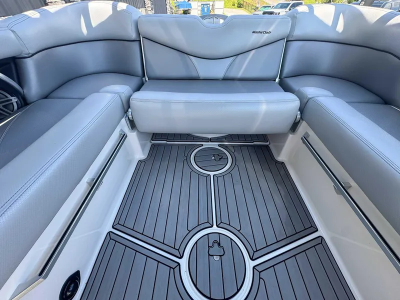 Slide: The Image of MasterCraft XT21 2017 - 13