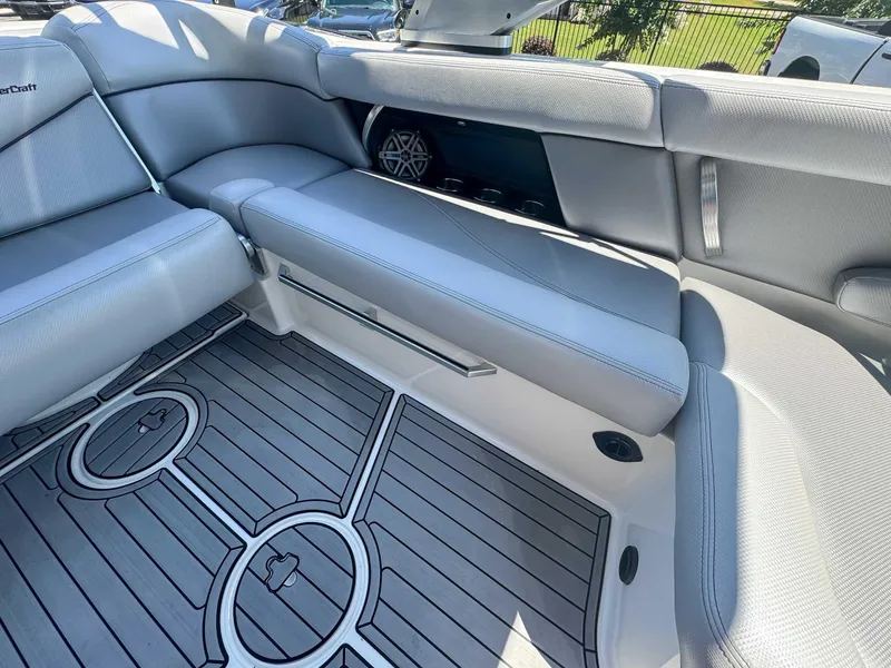 Slide: The Image of MasterCraft XT21 2017 - 14