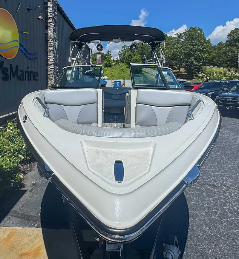 Slide: The Image of MasterCraft XT21 2017 - 3