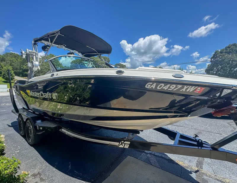 Slide: The Image of MasterCraft XT21 2017 - 4