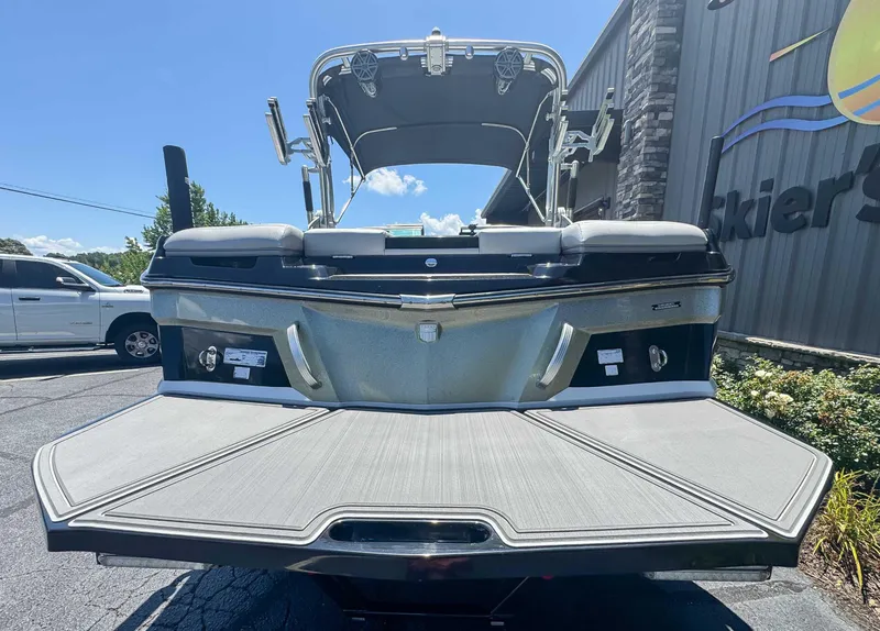 Slide: The Image of MasterCraft XT21 2017 - 5