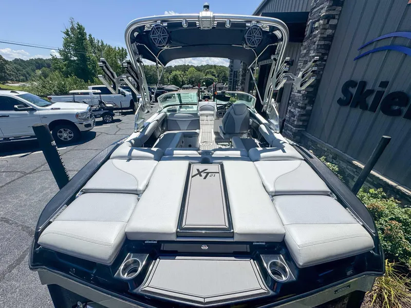 Slide: The Image of MasterCraft XT21 2017 - 7