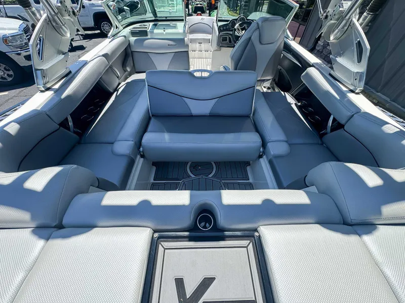 Slide: The Image of MasterCraft XT21 2017 - 8